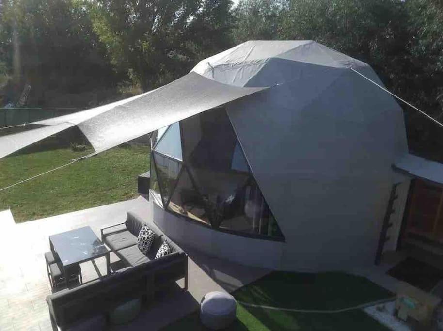Domeglamping At Fishinglake Ságvár Екстериор снимка