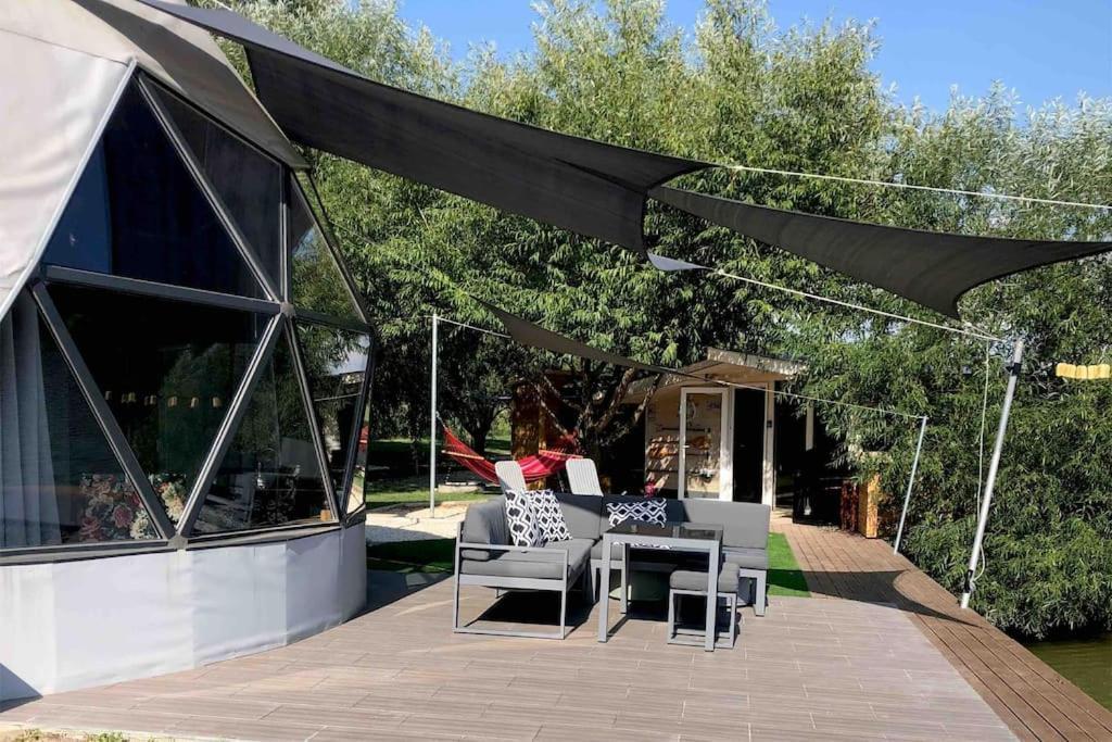 Domeglamping At Fishinglake Ságvár Екстериор снимка