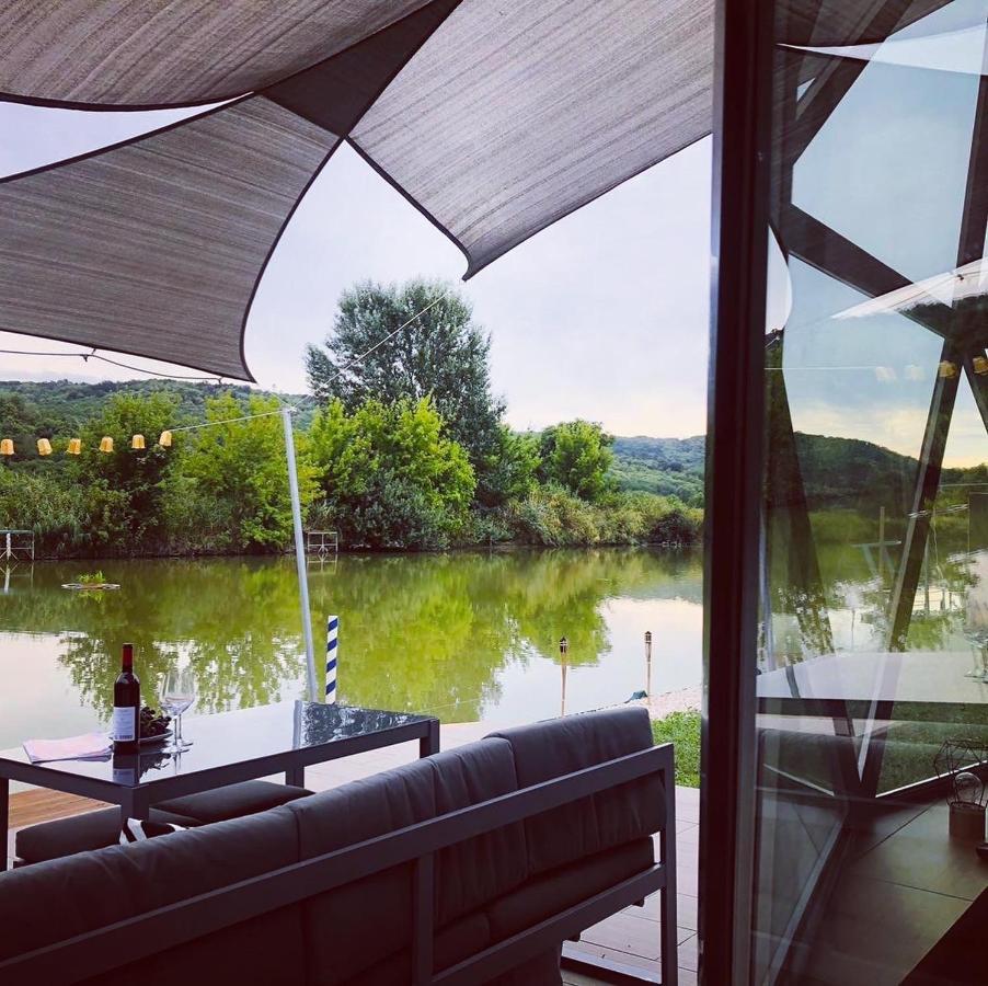 Domeglamping At Fishinglake Ságvár Екстериор снимка
