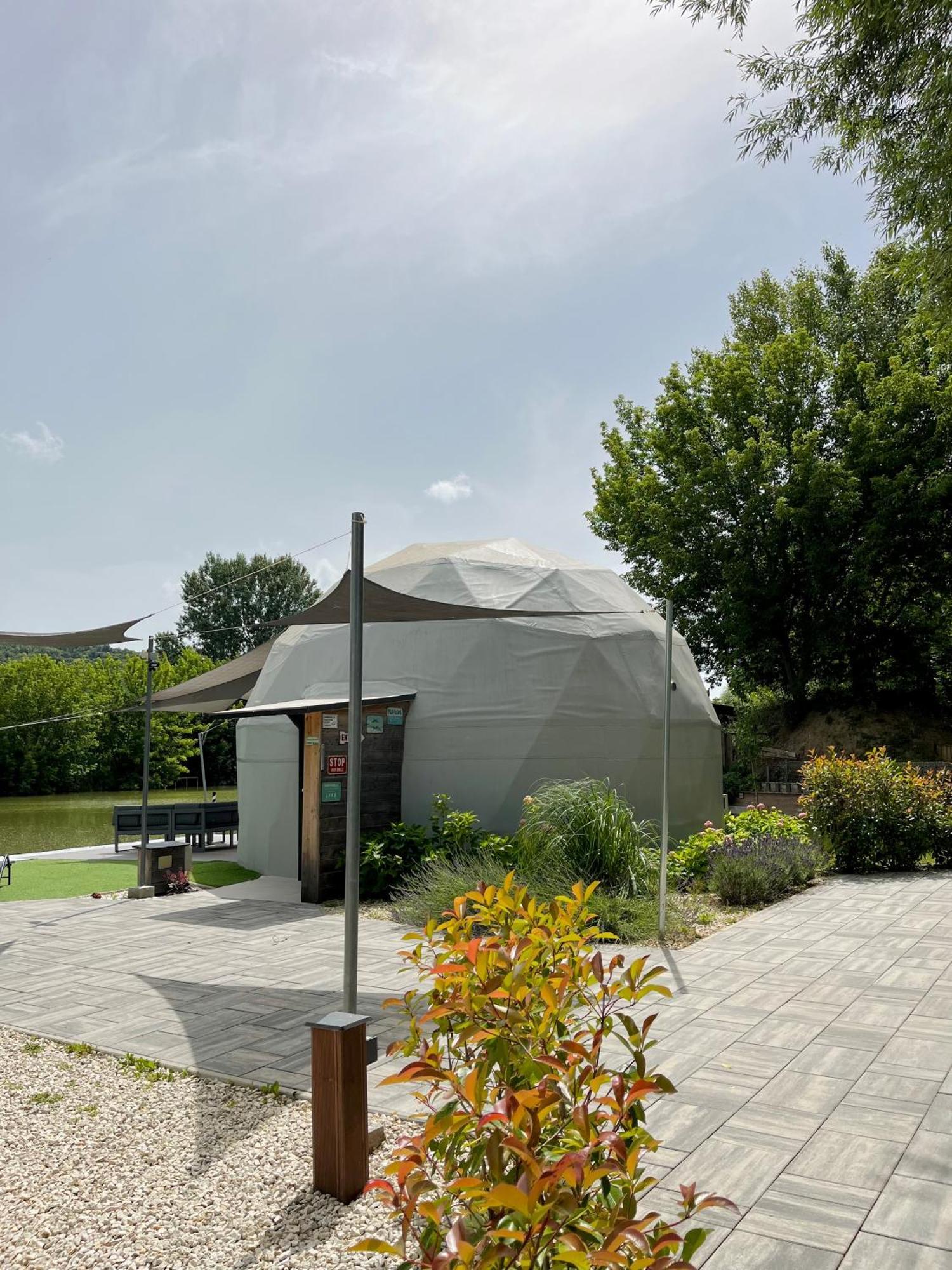 Domeglamping At Fishinglake Ságvár Екстериор снимка