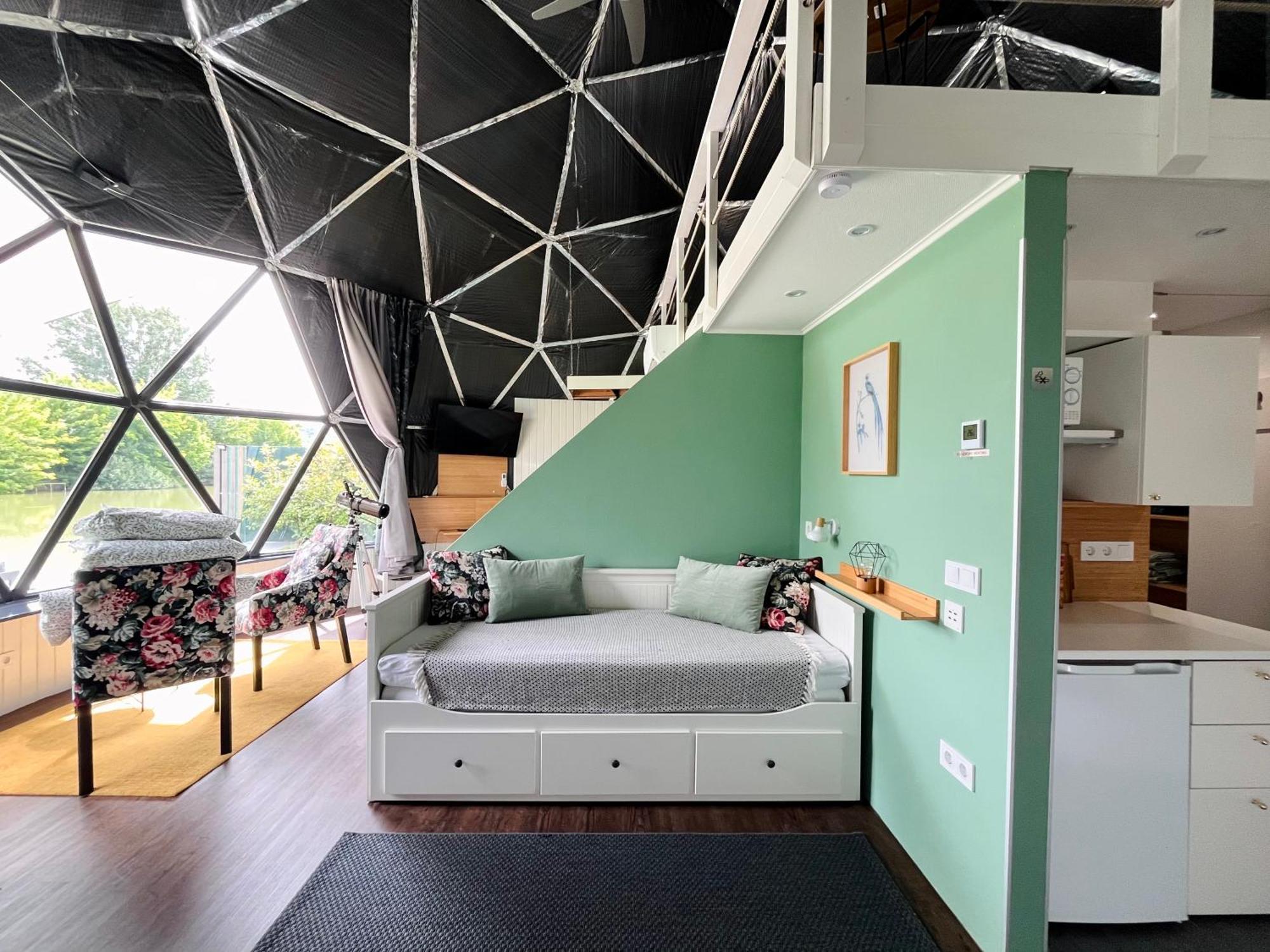 Domeglamping At Fishinglake Ságvár Екстериор снимка