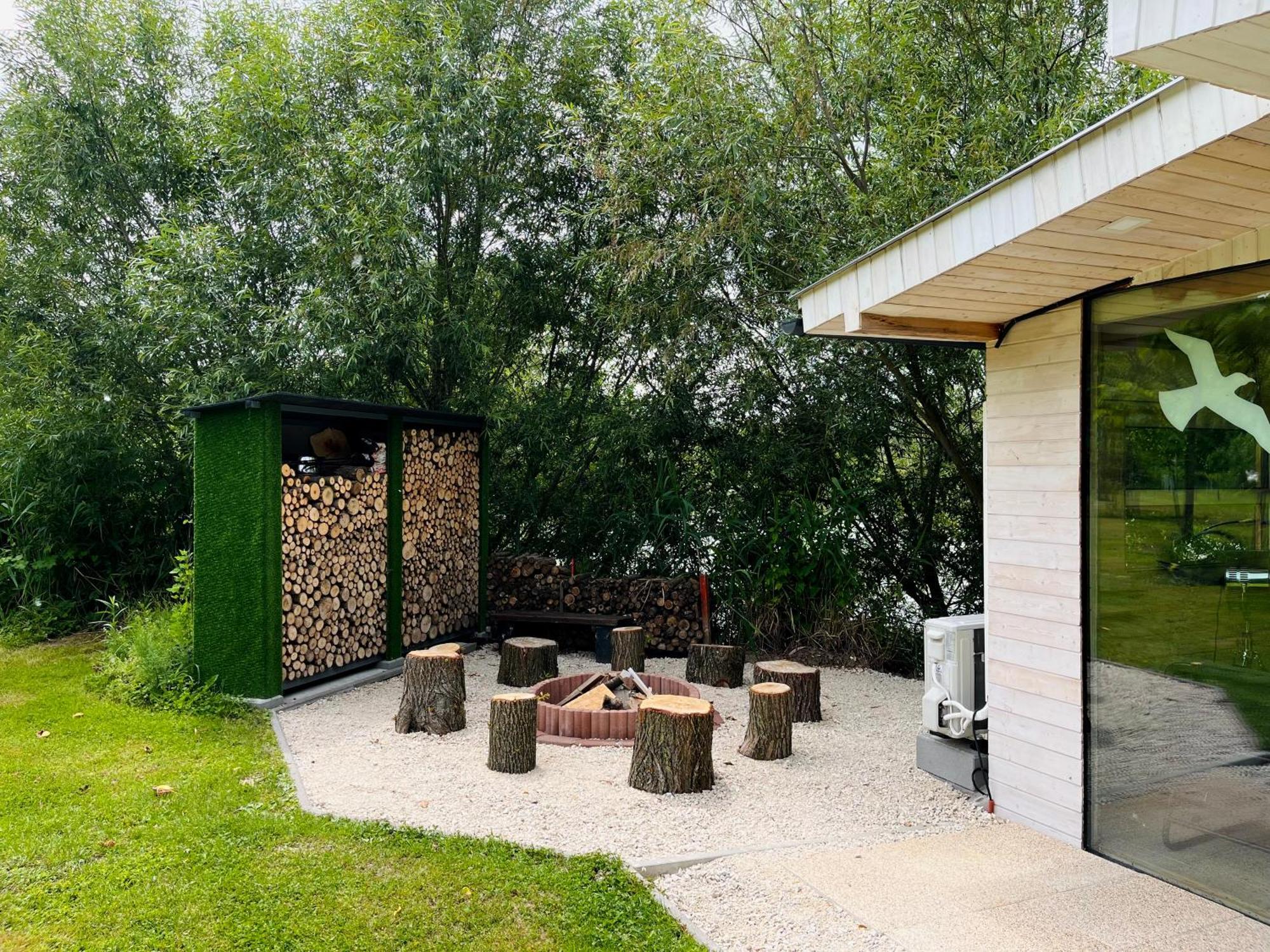 Domeglamping At Fishinglake Ságvár Екстериор снимка